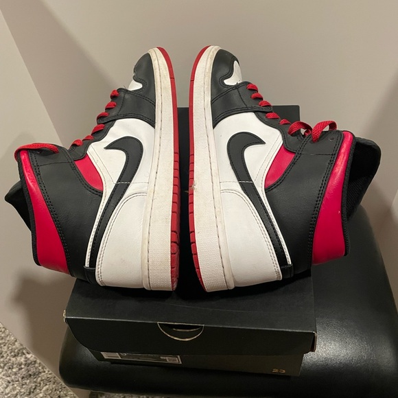 Nike AirJordan 1 Mid Size 9 Red Black White - Picture 6 of 11